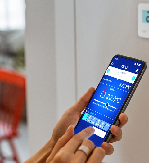 Mit TECEfloor Smart-Home wächst das System mit den Ansprüchen: vom intelligenten Raumthermostat über das zentrale Temperatur- und Feuchtigkeitsmanagement bis hin zum sprachgesteuerten Smart-Home.