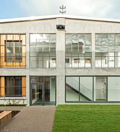 Das neue Gesicht der Panzerhalle nach der Sanierung. Gut zu erkennen sind die eingesetzten Holzmodule für die Wohnungen.  © arch.photo | Matthias Fuchs