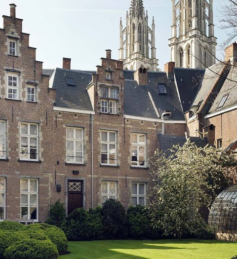 Perfektes Ensemble: Der historische Pfarrgarten gehört zum Botanic Sanctuary Antwerp und bietet einen tollen Blick auf die Sint-Joriskerk.