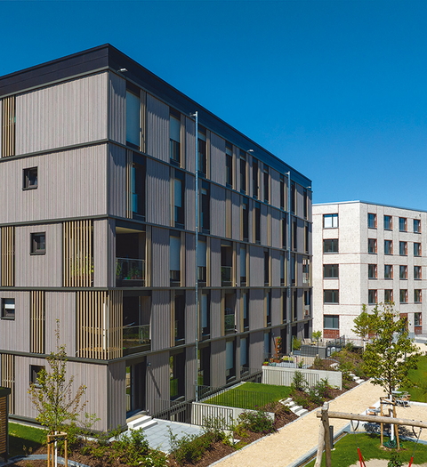 Hinter der markanten Holzfassade finden die Bewohner in 21 Wohnungen ein neues Zuhause. © Matthias Ibeler