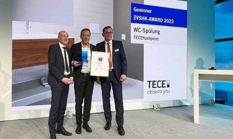 TECE hat auf der ISH in Frankfurt den ZVSHK-Award „Badkomfort für Generationen“ gewonnen. Ausgezeichnet wurde die pneumatische WC-Fernbedienung TECEflushpoint. TECE-Geschäftsführer Hans-Joachim Sahlmann nahm die Auszeichnung im Rahmen einer Feierstunde auf der Messe vom Jury-Vorsitzenden Mathias Knigge entgegen.