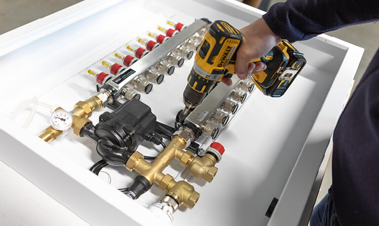 Prefabricerat TECEfloor fördelarskåp för vattenburen golvvärme