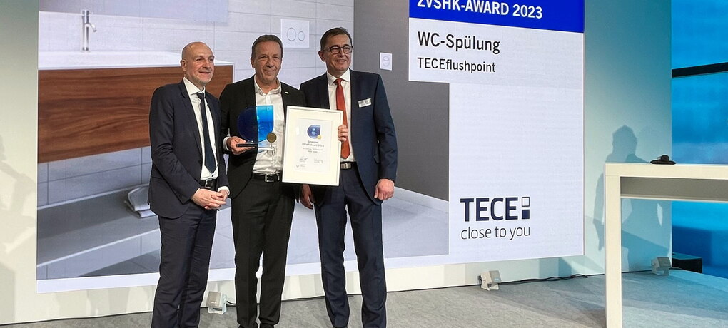 TECE hat auf der ISH in Frankfurt den ZVSHK-Award „Badkomfort für Generationen“ gewonnen. Ausgezeichnet wurde die pneumatische WC-Fernbedienung TECEflushpoint. TECE-Geschäftsführer Hans-Joachim Sahlmann nahm die Auszeichnung im Rahmen einer Feierstunde auf der Messe vom Jury-Vorsitzenden Mathias Knigge entgegen.