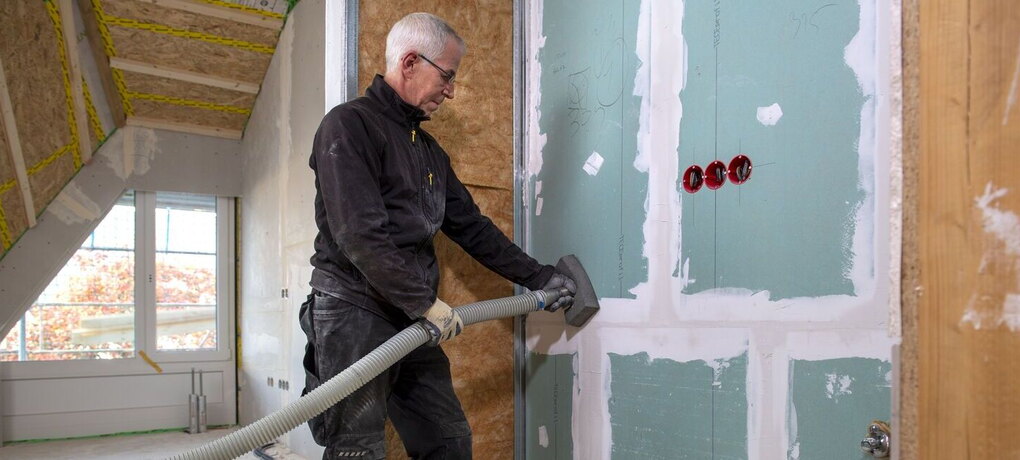 Handwerker verarbeitet Einblasdämmung