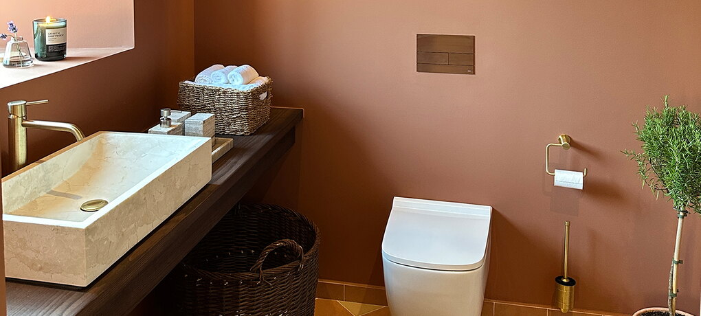 TECEneo vägghängd toalett med TECEsquare spolknapp.