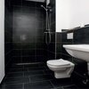 Fertig ist das Badezimmer: Der Duschbereich ist barrierefrei begehbar und der Raum wirkt dadurch weitläufiger. Dank TECEdrainline ist keine mühevoll zu säubernde Duschabtrennung nötig.