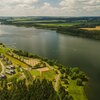 Manoah stammt aus dem Hebräischen und bedeutet „Ort der Ruhe“. Und tatsächlich ist es eine wahre Oase der Erholung, die sich entspannungssuchenden und naturverbundenen Urlaubern im exklusiven Natur-Retreat MANOAH am See bietet.