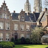 Perfektes Ensemble: Der historische Pfarrgarten gehört zum Botanic Sanctuary Antwerp und bietet einen tollen Blick auf die Sint-Joriskerk.