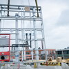 Mithilfe des Krans wurden die industriell vorgefertigten Installationswände von TECEsystem als Paket mit den entsprechenden Abladehilfen auf das Stockwerk gehoben.  Foto: Frank Peterschröder