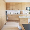 Kök i ek med naturliga materialval – en del av den moderna och harmoniska arkitekturen i Kvirkelhusen